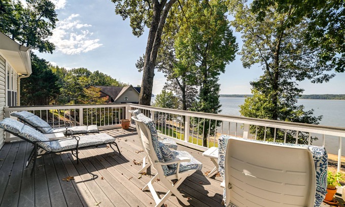 Cadiz House | Lake Barkley Home w/On-Site Beach: Boat + Swim!