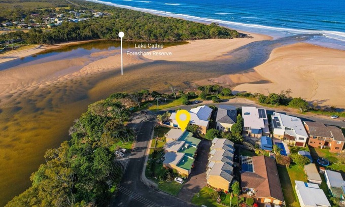 Lake Cathie Villa | Lake & Beach Front - roll out of bed to sand, waves & sun