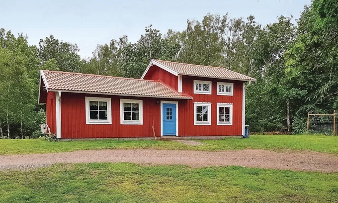 Eringsboda House | Lake Bredasjön for swimming is only 100 m from the house.