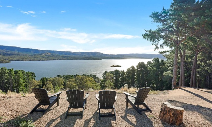 Mansfield House | Lake Eildon Retreat - Breathtaking Views - Sleeps 12