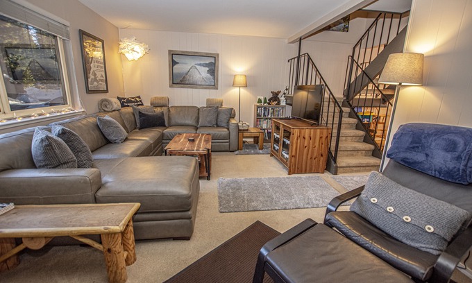 Lake Forest Condo | Lake Forest Glen #114 by Hauserman Rentals