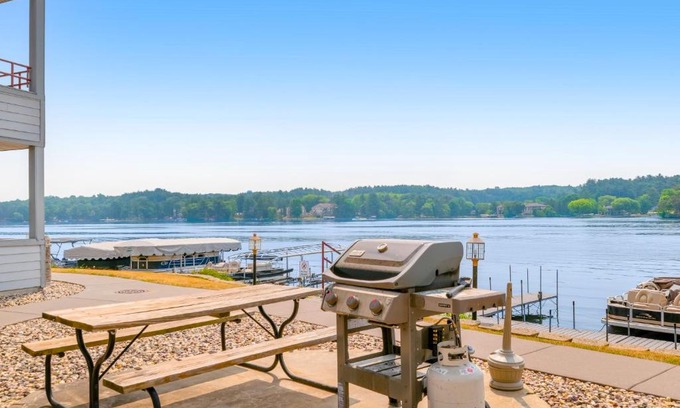 Lake Delton Apartment | Lake Front Chillin