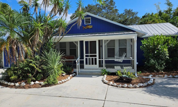 East Naples Cottage | Lake front cottage less than 1mile from Fifth Ave S. The heart of old Naples.