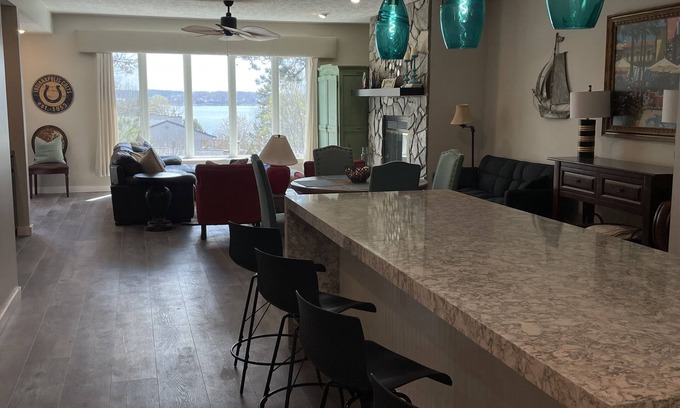 Salem Condo | Lake front Keowee Condo w/Balcony & Resort Amenities! 20 min to Clemson!