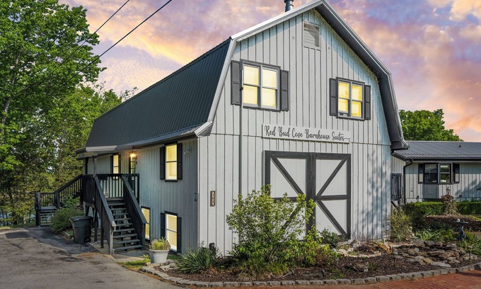 Big Cedars House | Lake Front King Suite: Full Kitchen-Deck-Shared Hot Tub-Free Tix Daily