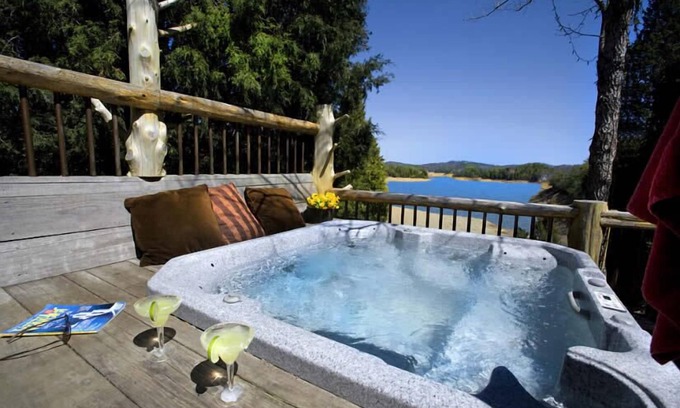 Sevierville Cabin | LAKE FRONT LOG CABIN ON DOUGLAS LAKE IN THE GREAT SMOKY MOUNTAINS