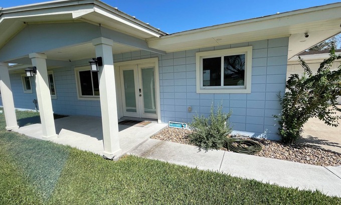 Mathis House | Lake front property- livin' the "simple life" Vida Sencilla