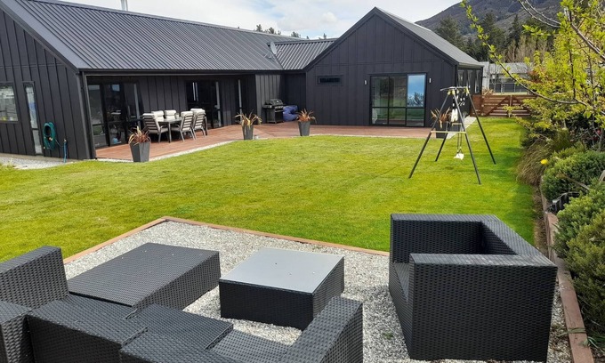 Queenstown Lakes District House | Lake Hawea Spacious Family Home