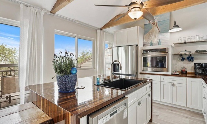 Point Venture House | Lake & Hill View - 5 Bed /4 Bath /4 King Beds