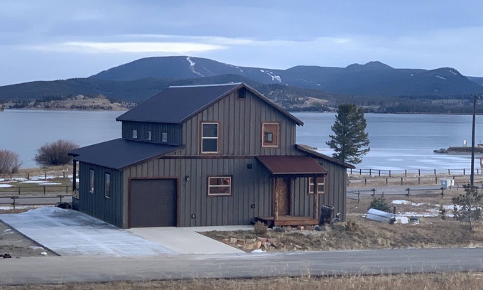 Georgetown House | Lake House at Georgetown - just steps from the marina & easy winter access
