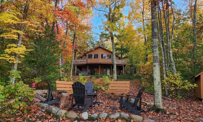 Hayward Cabin | Lake House & Cottage-2 Docks, Firepits, Kitchens