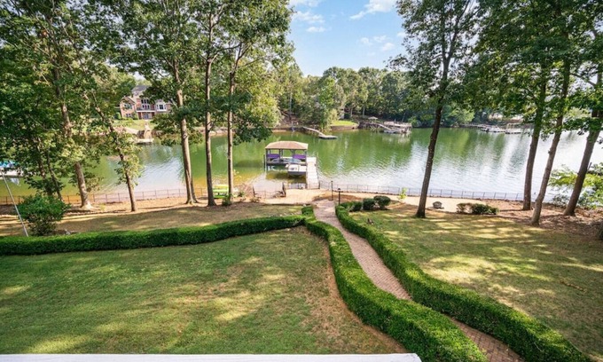 Troutman House | Lake House Getaway.Where memories are made and worries are left behind!