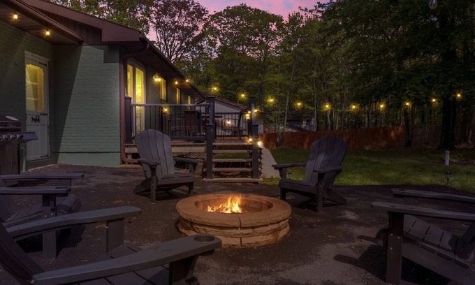 Pocono Summit House | Lake House with Fire Pit, Kayaks & Games, minutes from Kalahari