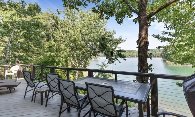 Salem House | Lake Keowee retreat for 10 with private dock!