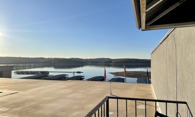 Henderson Hotel | Lake Norfork Resort