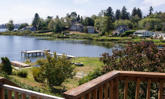 Neotsu House | Lake Point Hideaway House