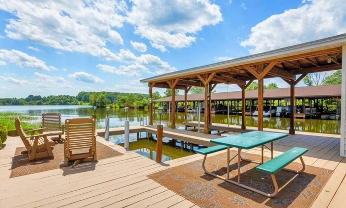 Twin Oaks House | Lake Side Family Oasis - Public Side