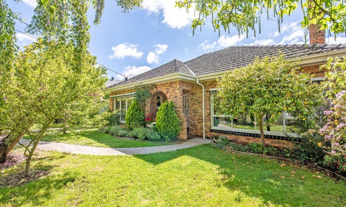 Lake Wendouree House | Lake side & opposite botanical gardens! Views!