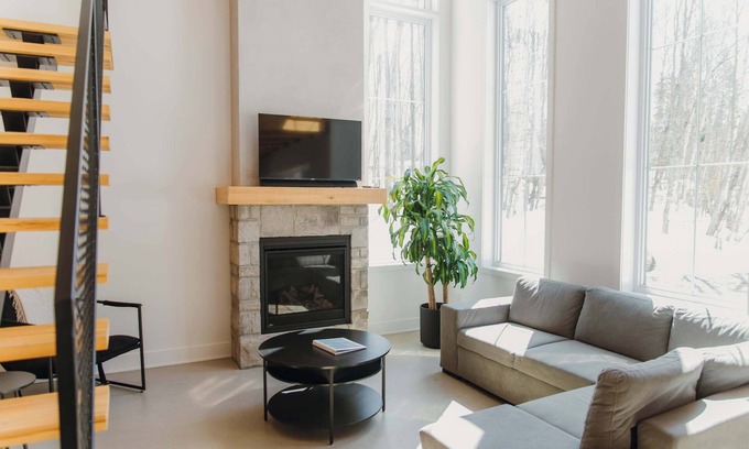 Chertsey Ski Chalet | Lake, Spa and Pool table | Le Gaïa