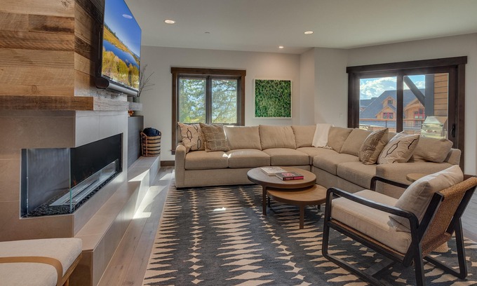 Stateline Condo | Lake Tahoe Retreat with 2BR/3BA + Clubhouse Access. Walk to Beach & Ski Slopes!