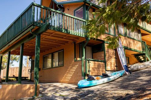 Bass Lake House | Lake View Cabin with Boat Slip