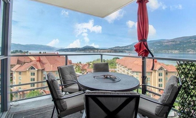 North End Condo | Lake view, Downtown - 2 Bdrm & Den with 2 Bath Sleeps 6 to 8 people.