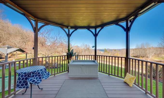 Newport Apartment | Lake View & Games: Family Escape in Newport!