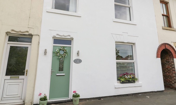 Nafferton Cottage | LAKE VIEW, pet friendly, character holiday cottage in Nafferton