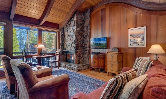 Tahoe Tavern House | Lake View|Pool|Pier|Bouys|Pickleball|Walk to town