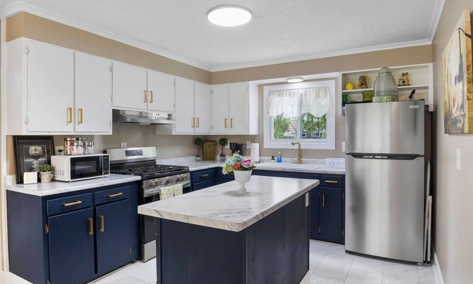 Seneca Falls House | Lake Views | Cayuga Wine Trail | Hot Tub | FLX