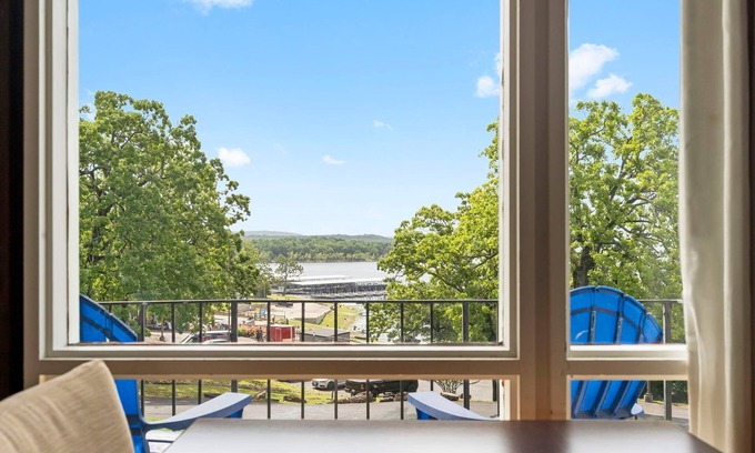 Indian Point Condo | Lake Views, On-Site Marina, Two Queen Suite
