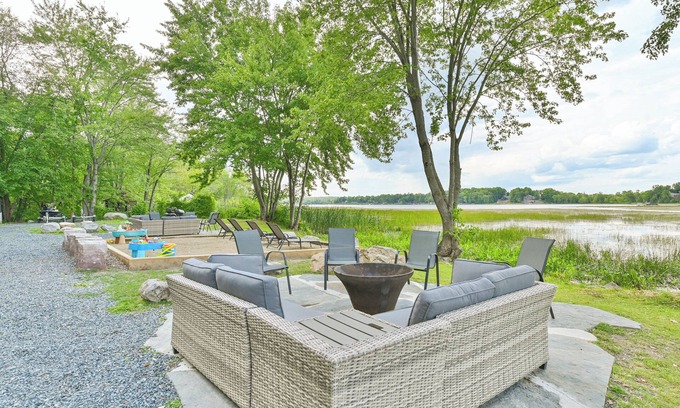 Centre Hastings Cottage | Lakefront 2BR Cottage with Firepit and Large Dock