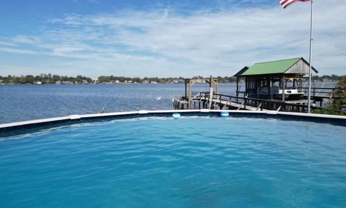 Ventress House | Lakefront 4-bedroom/2 BA, Sleeps 10 , private pool and pier. + VIEW !