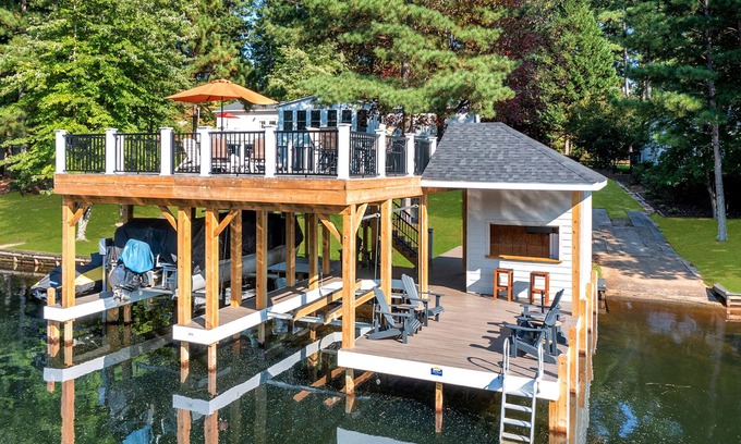 Henrico House | Lakefront 5BR home with deep water-FALL SPECIAL early check-in & late check-out