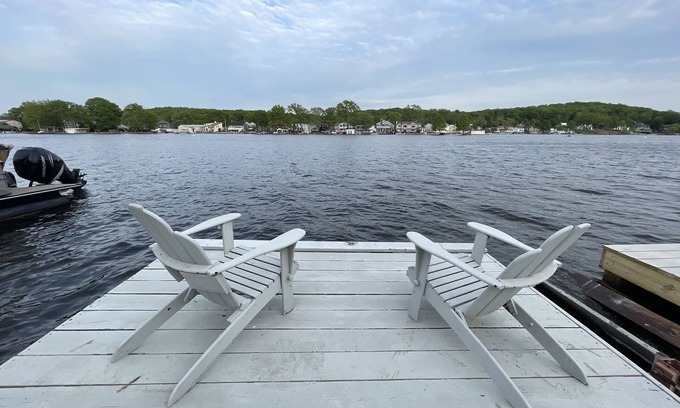 Lake Hopatcong House | Lakefront cabin with dock slip