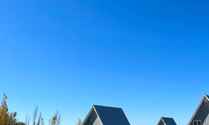 Stevensville House | Lakefront Chalet #12 w/Beach Access, Pools, Sport Courts, Fishing Pond & more!