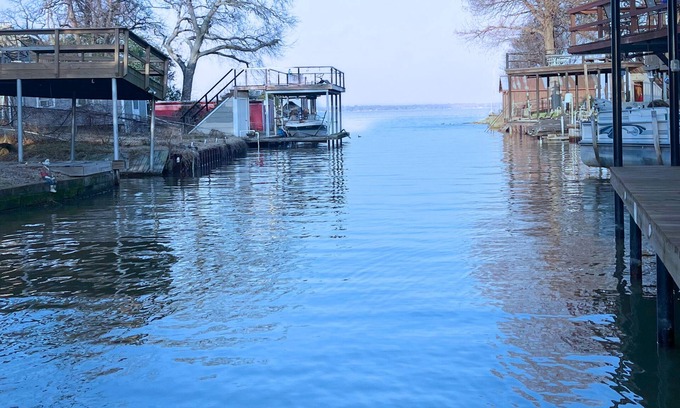 Gun Barrel City House | Lakefront Charming 3-bedroom home sleeps 10 - with private boat dock