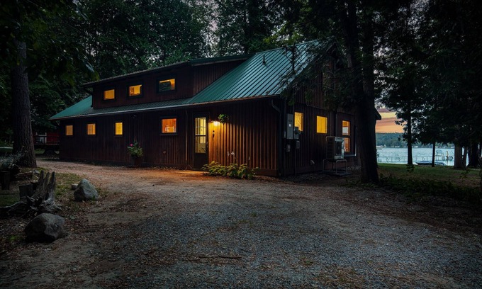 Central Lake Cottage | Lakefront Cottage – Private Beach, Dock, Kayaks, Dog-Friendly - The Dragonfly