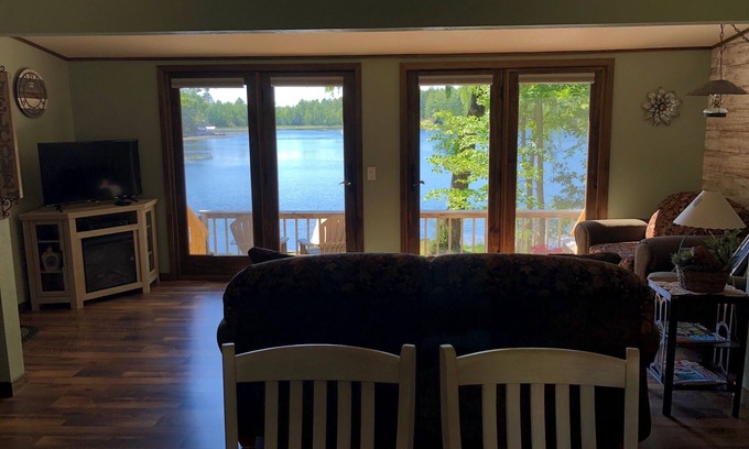 Crivitz Cottage | Lakefront cottage with beautiful sunset view - Perfect Fall and Winter getaway