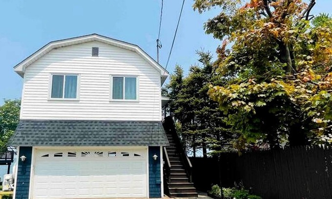 Town of Somerset Cottage | Lakefront Cottage with Spacious Deck and Great Views in NY