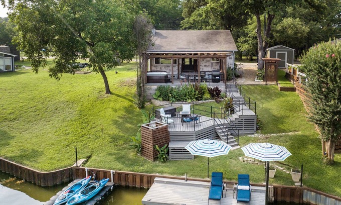 Tool House | Lakefront Getaway w/Kayaks, Movies from Hot Tub
