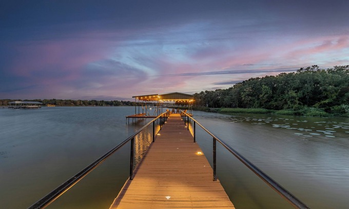 Quinlan House | Lakefront Haven- Relax, Fish, Dock on Lake Tawakoni