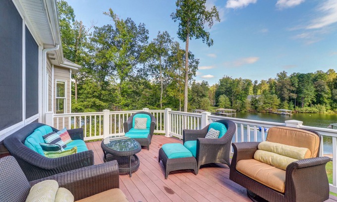 Mineral House | Lakefront home on 5 acres with boathouse, kayaks & water trampoline