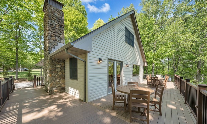 Huddleston House | Lakefront Home with Hot Tub