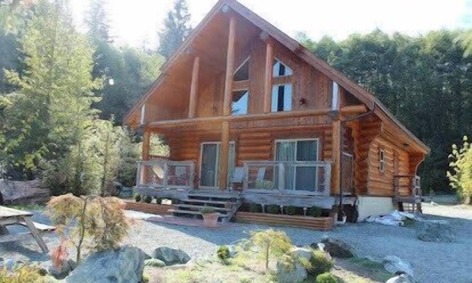 Lake Cowichan Hotel | Lakefront Log Cabin - Beaver Lake Resort - Airbnb Legal!
