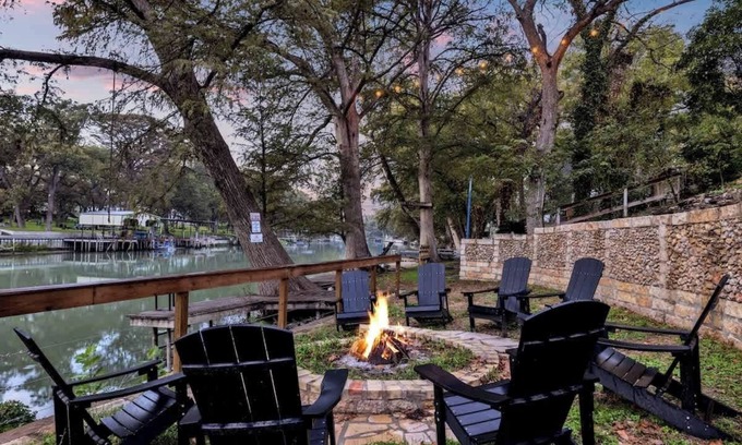 Seguin House | Lakefront Near Schlitterbahn and New Braunfels