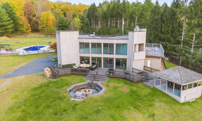 Monticello House | Lakefront Paradise: Views, Heated Pool, Games! Summer & Winter Fun For Everyone!