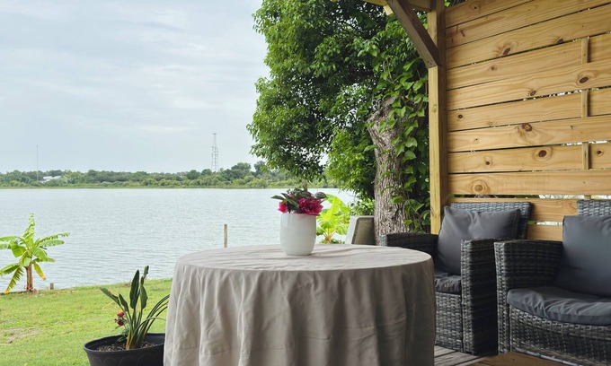 Lakeland House | Lakefront - Private Dock - Fast WiFi-Ample Parking