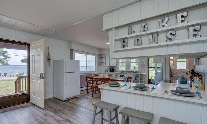 Limerick House | Lakefront relaxation with amazing sunsets, fishing and fun