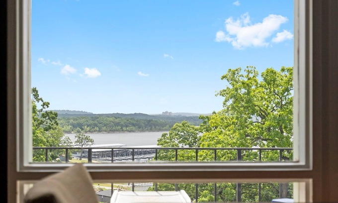 Indian Point Condo | Lakefront Retreat - 2 Queen Beds, Resort Pools & Private Balcony, Near SDC